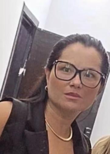 Dra. Camila Koike em seu escritório